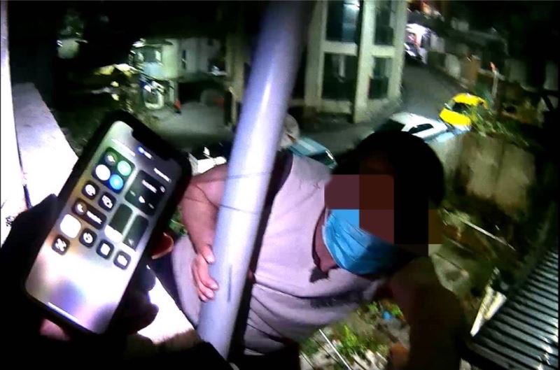 蜘蛛人爬牆回家？基警急拉回救一命！