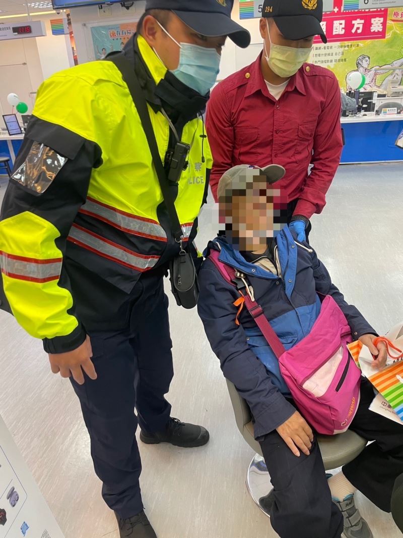 民眾跌倒無法起身！熱心警消協助送醫
