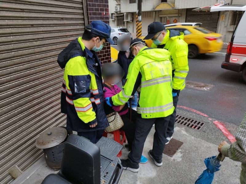老婦腿軟倒路邊 基二暖警攙扶助送醫