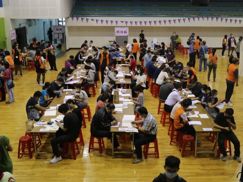 勞工局「創薪起飛 魅力高雄」現場徵才活動 吸引近500人次應徵