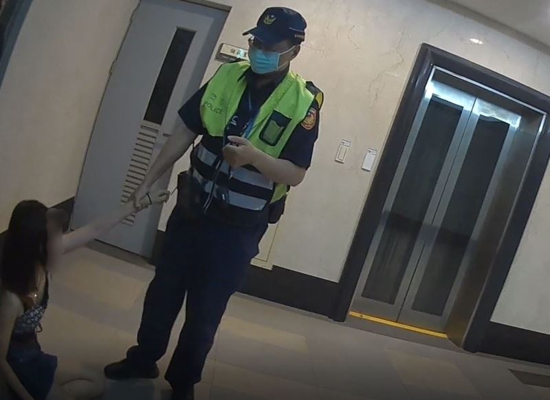 女子情傷欲跳樓  永康勇警鬼門關前將其救回