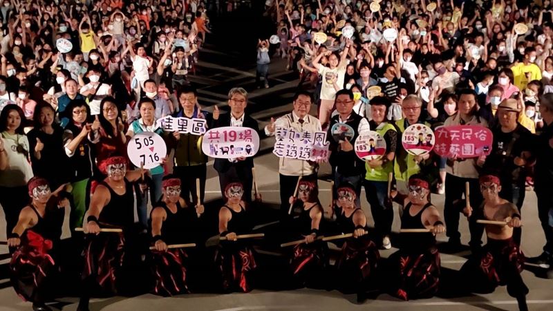 第三屆「藝如春風」首場公演在佳里熱鬧登場，佳里分局現場人車安維及設攤宣導獲好評。