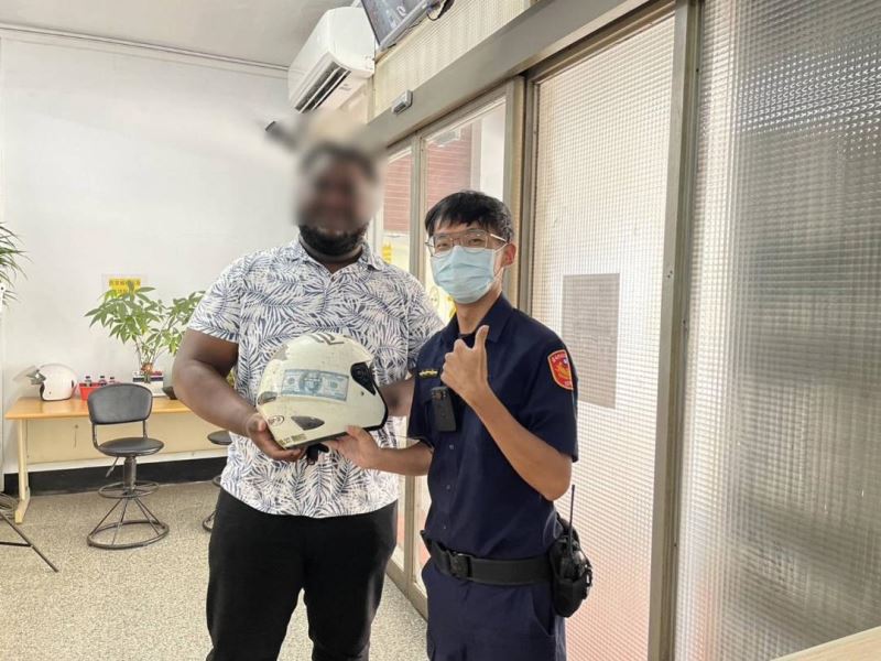 一頂不可能尋回之安全帽  貝里斯男大生驚歎南警奇蹟服務