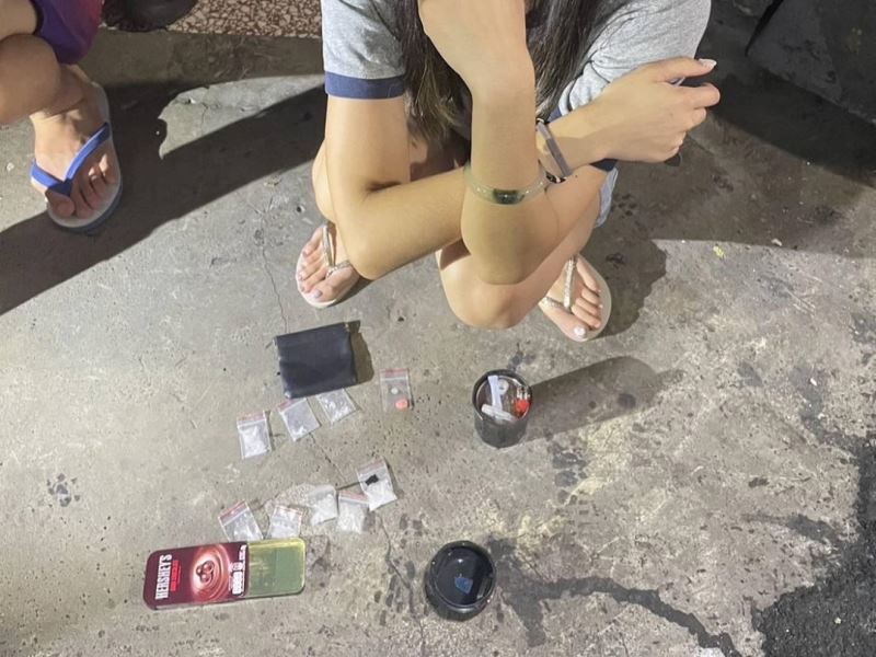 歡喜聊天胡亂停車 女皮包內起獲安毒8包送辦