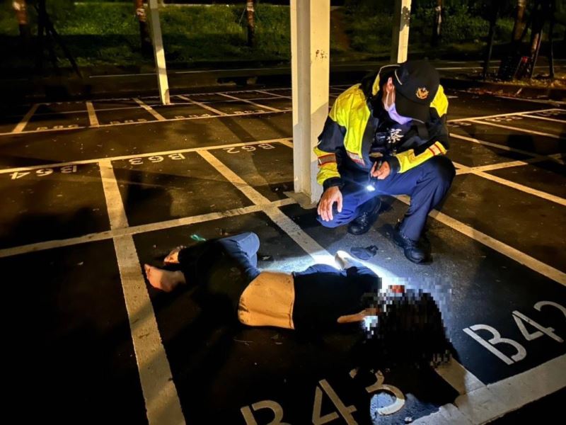 婦人輕生倒臥黃金海岸停車場,警及時尋獲救援成功 婦人輕生倒臥黃金海岸停車場,警及時尋獲救援成功