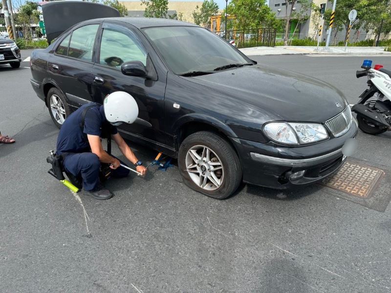 車禍致爆胎,永警變身黑手協助換胎解圍 車禍致爆胎,永警變身黑手協助換胎解圍
