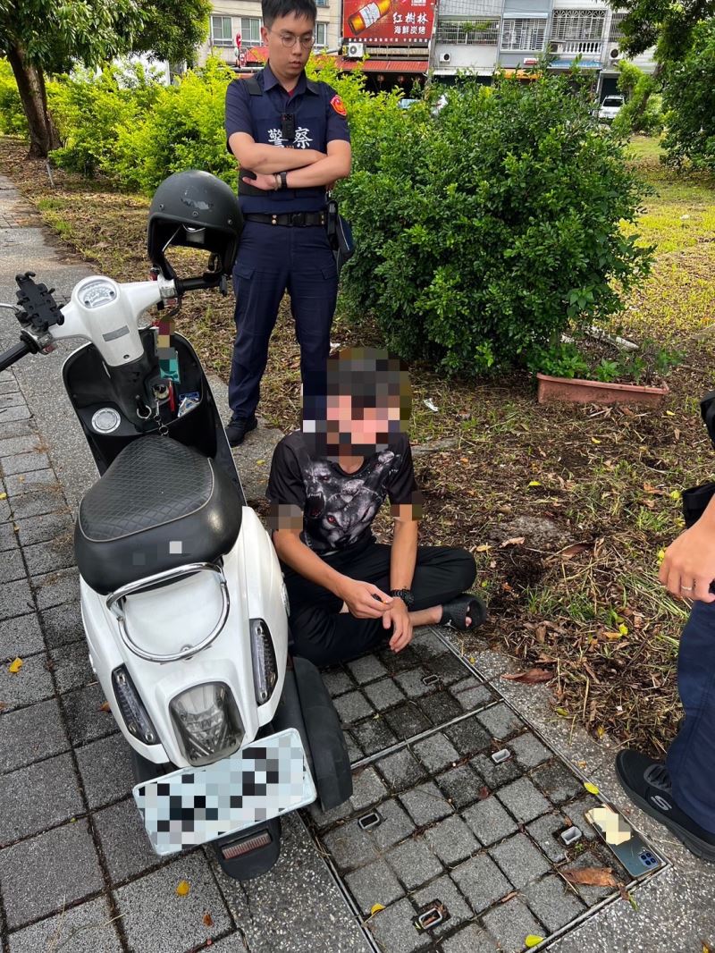 騎車抽菸遭警攔查 警赫然發現手機背蓋藏毒 騎車抽菸遭警攔查 警赫然發現手機背蓋藏毒