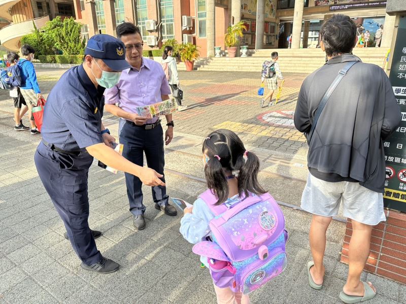 開學囉! 南市警五分局校門迎學童 開學囉! 南市警五分局校門迎學童