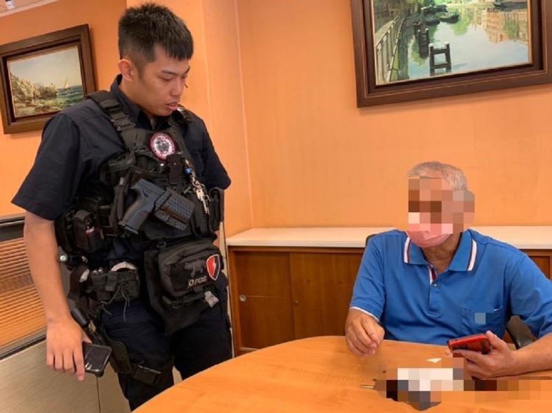 網路乾女兒撒嬌喊乾爹投資 老翁心動秒衝銀行提領300萬 網路乾女兒撒嬌喊乾爹投資 老翁心動秒衝銀行提領300萬