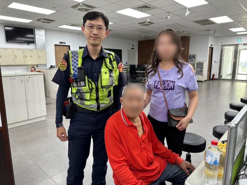 老翁身體不適騎車頻搖晃 永康暖警護送返家