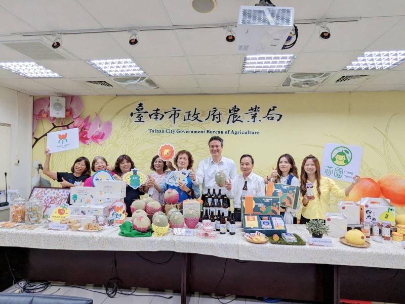南市農村社區青年特色產品吸睛 黃偉哲強力推薦民眾購買 南市農村社區青年特色產品吸睛 黃偉哲強力推薦民眾購買
