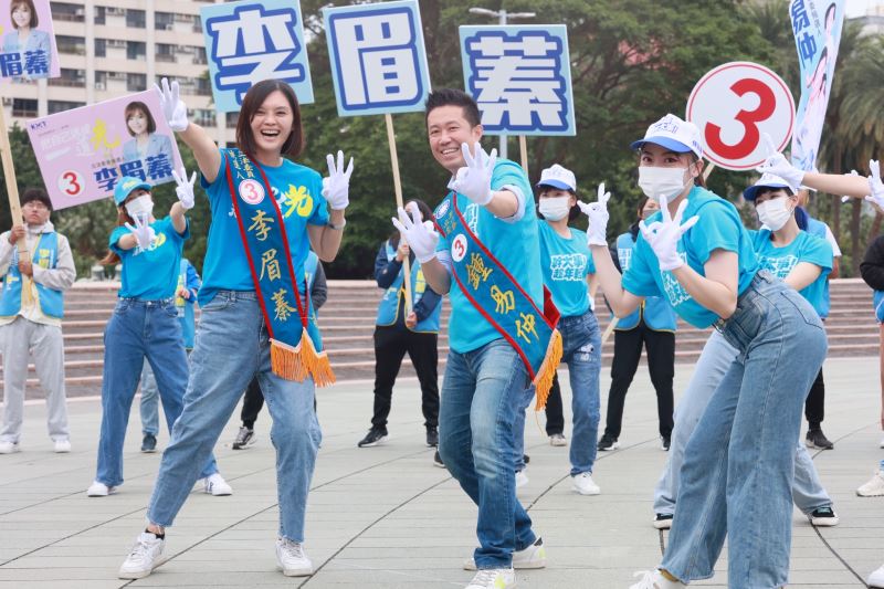 選舉也跳科目三！立委候選人鍾易仲李眉蓁成立科目三拜票舞隊！
