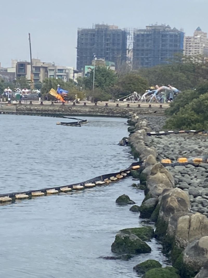 港濱歷史公園攔截垃圾繩子斷裂   李啟維議員要求相關單位儘速處理