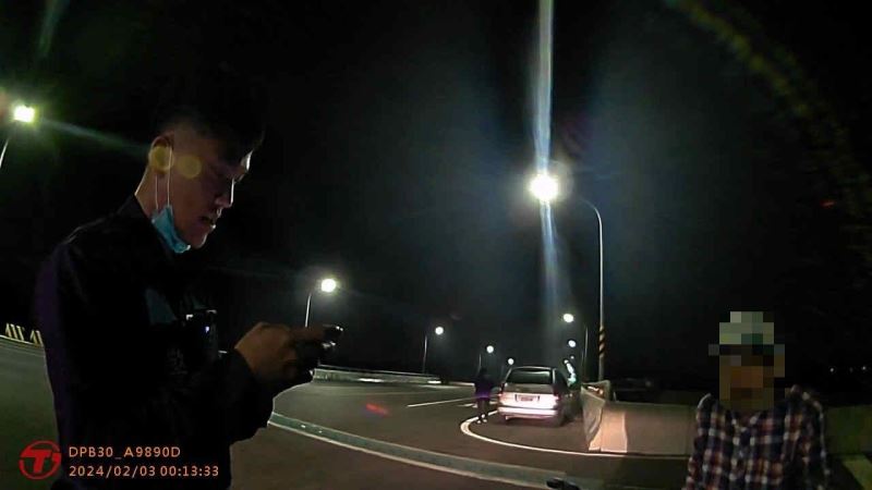 失智老人深夜迷路    熱心暖警協助返家