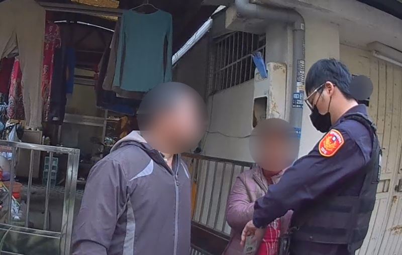 少女外出突失憶 警助返航母擁愛女喜極而泣 少女外出突失憶 警助返航母擁愛女喜極而泣