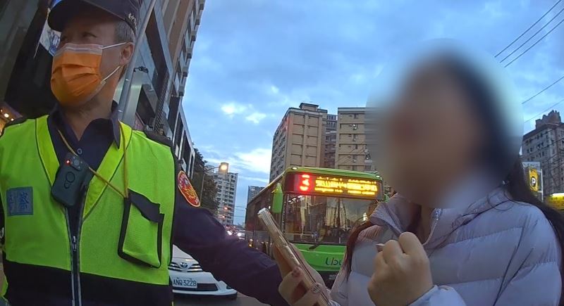 妙齡女嚎啕大哭全因這照片 警察爸爸斥喝詐團秒落跑 妙齡女嚎啕大哭全因這照片 警察爸爸斥喝詐團秒落跑