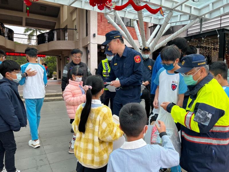 喜聲龍龍 新年開學日 南警二分局「護童」龍平安
