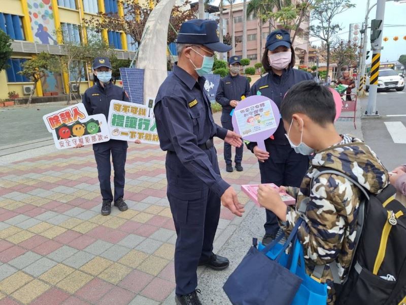 開學日!南警六分局溫馨護童，學童收到文具樂開懷
