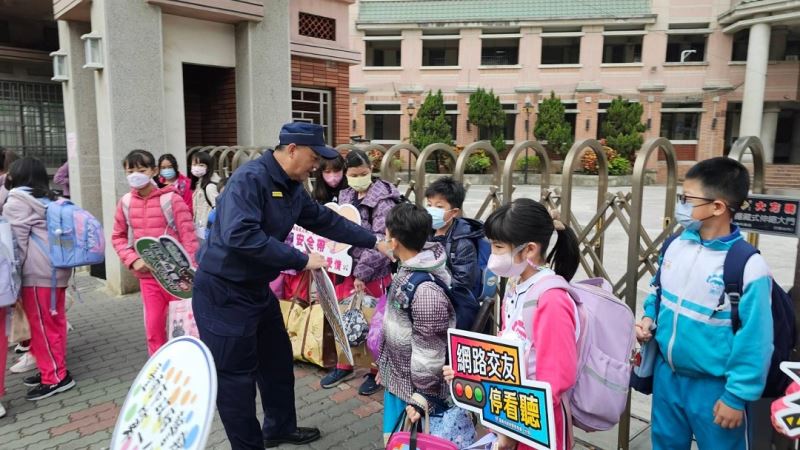 龍年開學，分局長帶隊啟動護童勤務，學童安全攏免驚!