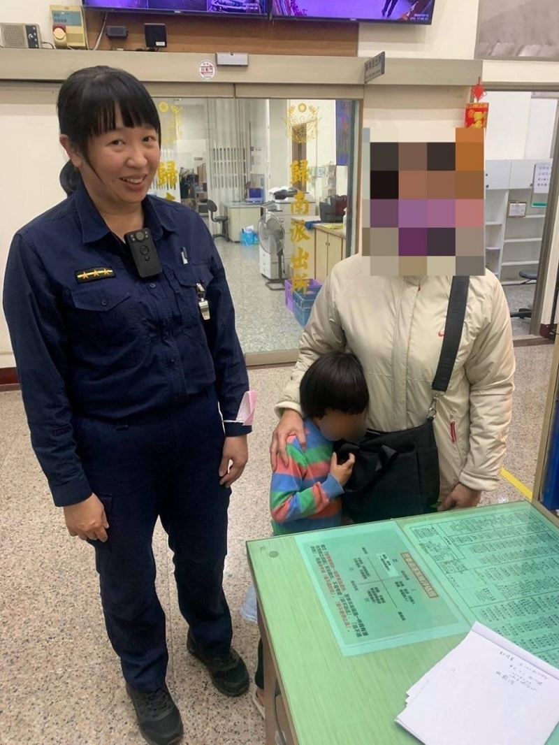 女童走失獨自路旁哭泣　歸仁暖警貼心照顧協助找媽