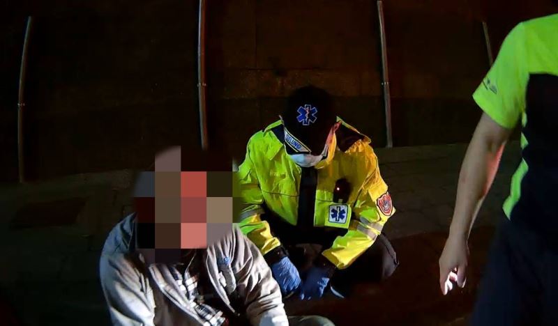 酒後路旁呼呼大睡 警消關心協助返家