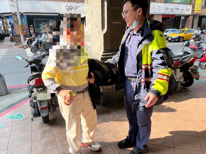老翁欲言又止 「機」警助順利返家
