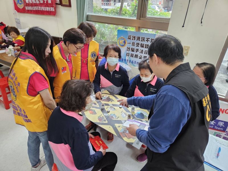 定期篩檢顧健康  基警識詐宣導保荷包