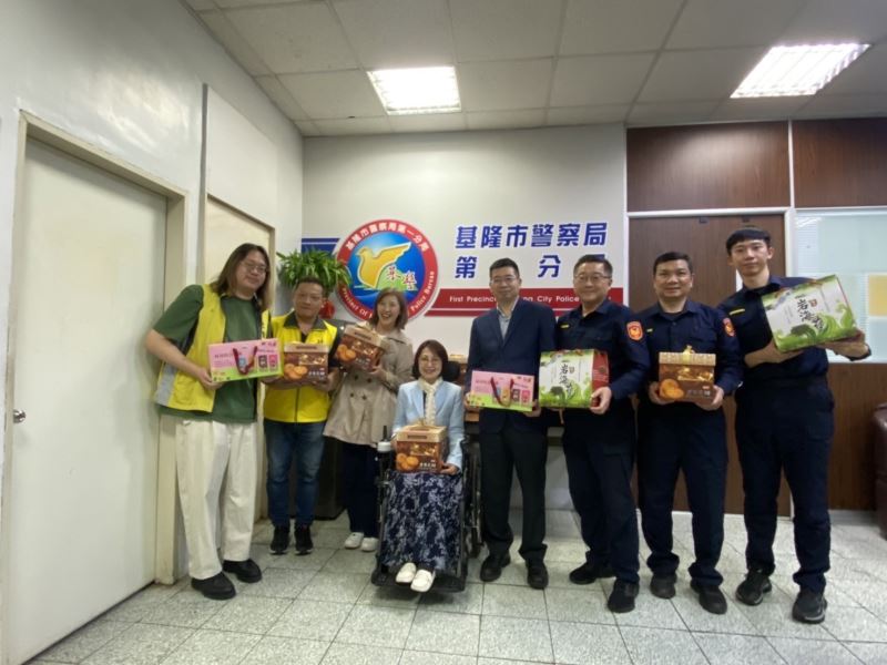 基隆市政府社會處致贈禮品  感謝員警協助關懷無家者