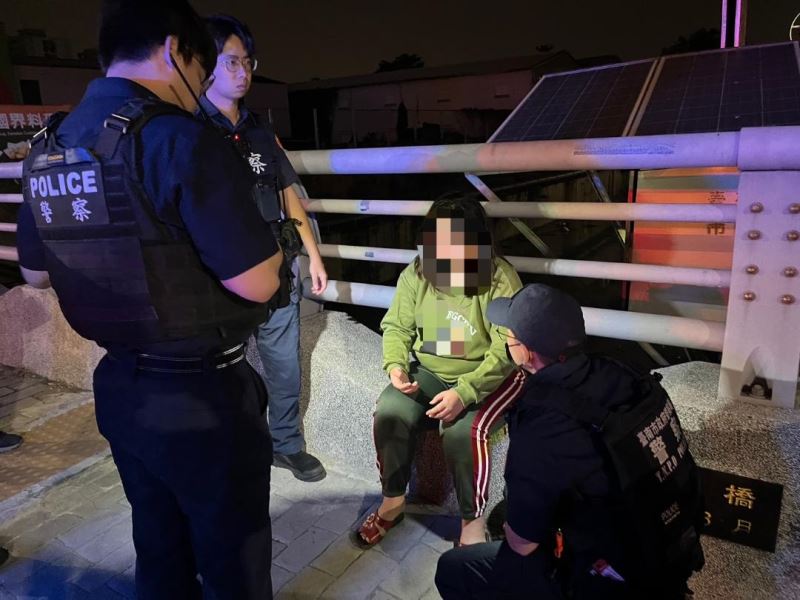 女深夜攀爬護欄欲跳河輕生，警獲報及時挽救阻憾事