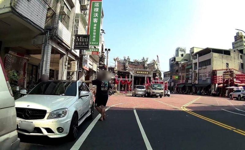 光天化日在武廟前抽k菸  敏銳警聞毒味逮2人送辦