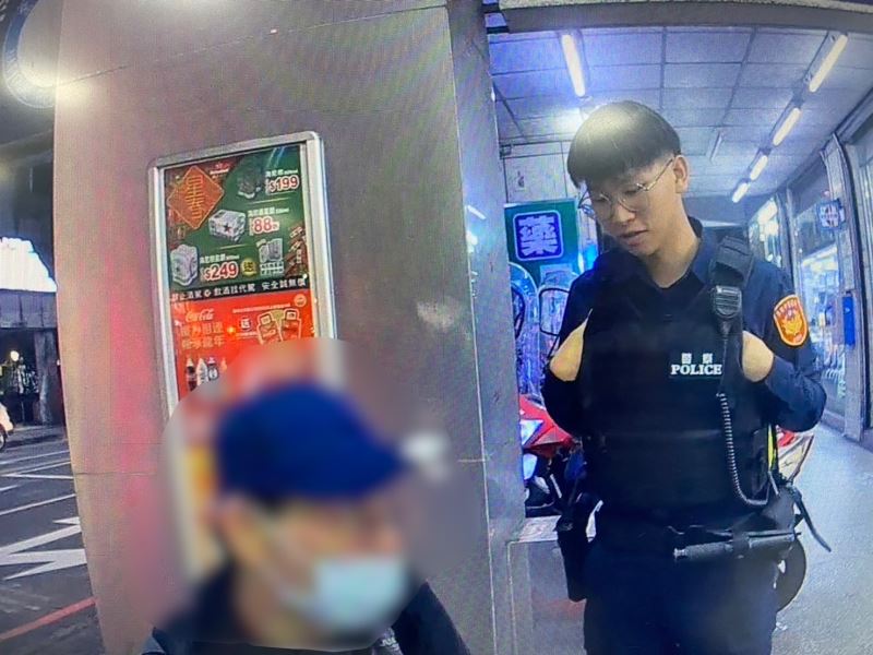 男子行動不便倒騎樓  基警熱心協助返家