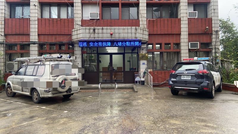 八堵分駐所值班台設施復原  裝設高強度防撞鋼架阻隔設施