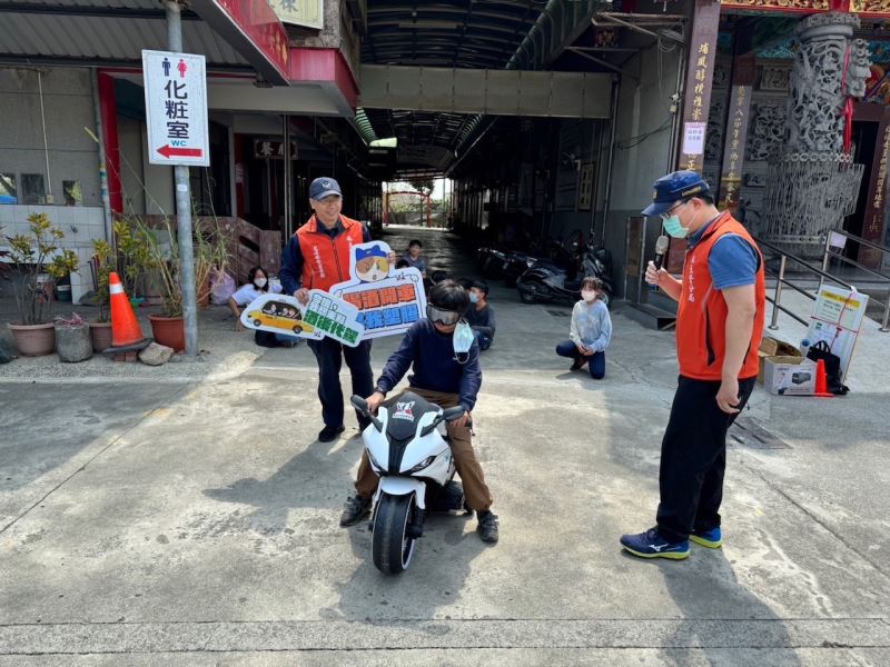 【交通安全向下紮根！麻警推大型車視野死角、內輪差及酒後駕車情境體驗，強化學生交安觀念！】