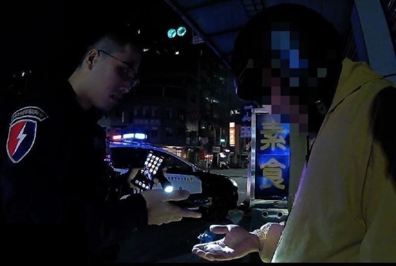 沒開大燈騎車趴趴走，臺南市政府警察局保大特警攔查竟發現大量毒品