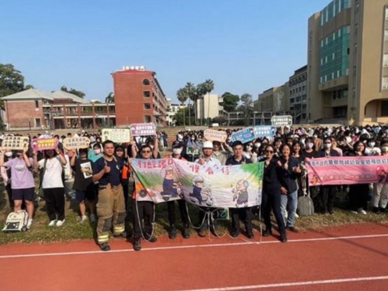 南警二分局女警宣導團前進臺南女中 揭露性私密影像詐取陷阱 南警二分局女警宣導團前進臺南女中 揭露性私密影像詐取陷阱