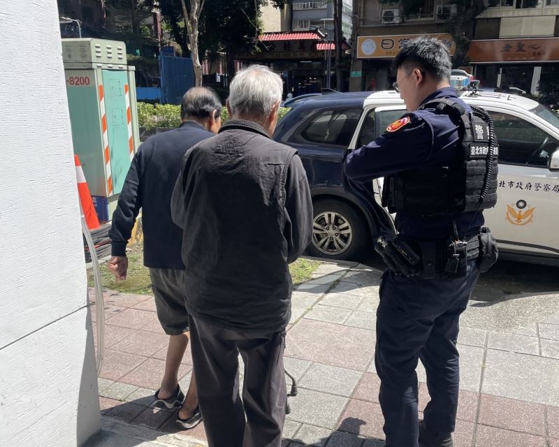 失蹤老翁獨立街頭 萬華警助兄弟相見