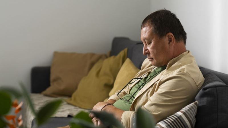 年長者白天打瞌睡是認知退化前兆？  醫：睡眠缺氧與呼吸中止恐增阿茲海默症風險