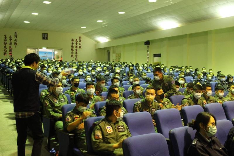 南警前進空軍基地 強化國軍弟兄防詐意識