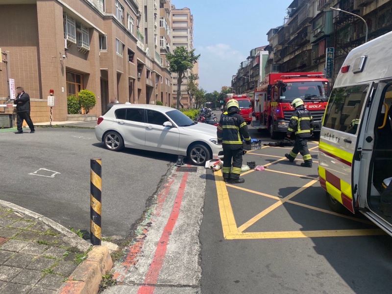 不明原因倒地 自小客行駛不慎釀成事故