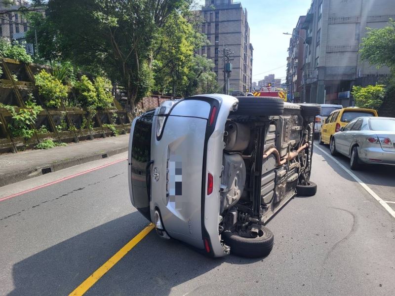 自撞車輛翻車意外  基警馳赴救援助疏導