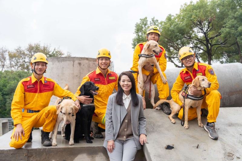 全國災害搜救犬IRO國際評量檢測出爐！竹市領犬員温智欽與搜救犬CLAY勇奪第一名