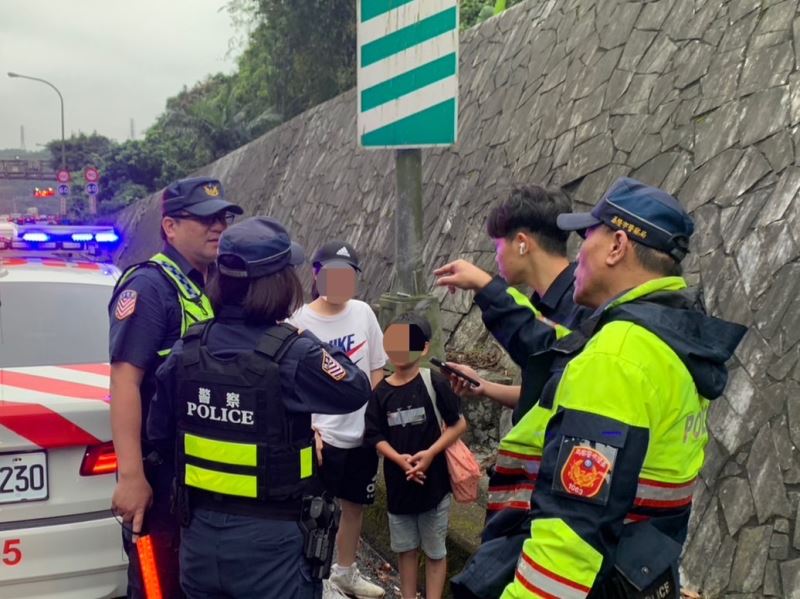 姐弟爬山誤闖國道  基警迅速救援平安送返家