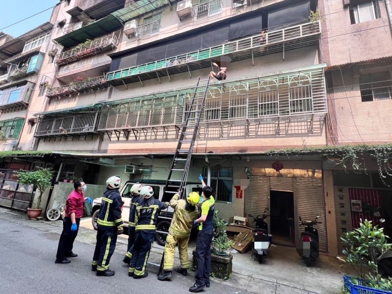 少年探訪祖父受困遮雨棚 警消協助脫困