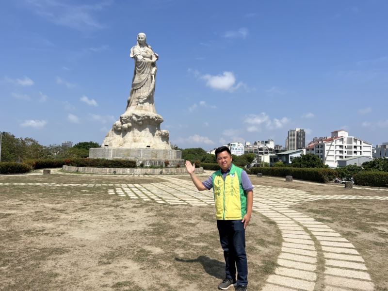 台南安平林默娘公園雕像  喜鵲築巢好兆頭！