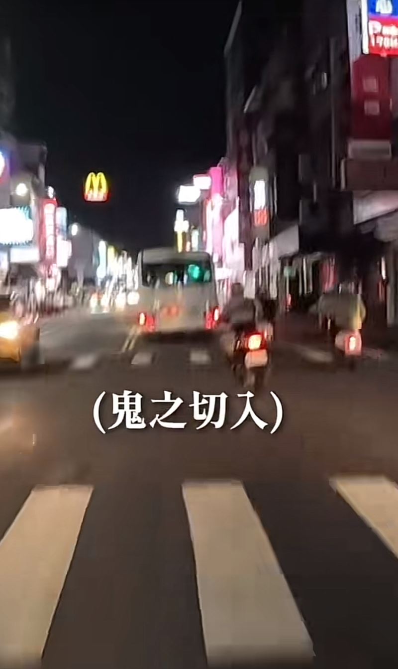 阿伯命不要！路上蛇行跨雙黃