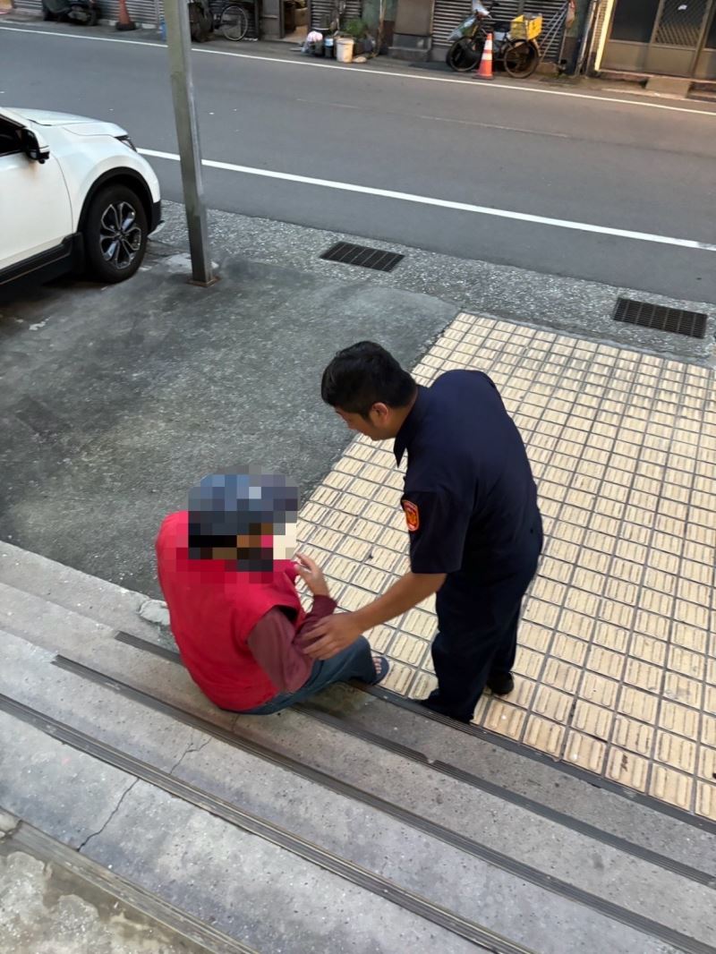 警察先生幫我叫救護車！基警暖心協助送醫