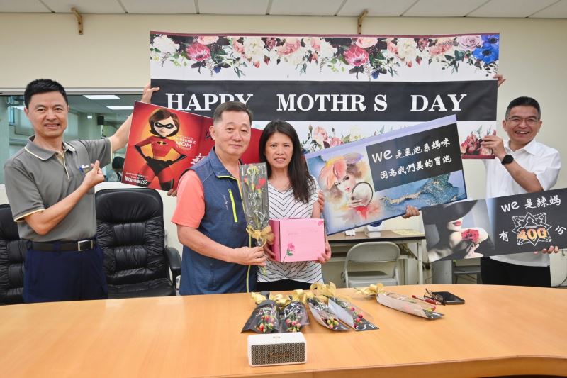 南巿警第五分局慶祝「母親節」貼心親送知名蛋糕及康乃馨