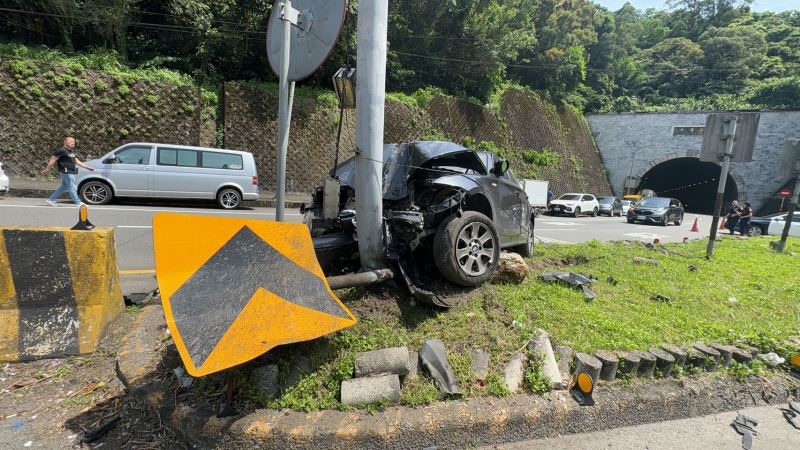 太陽刺眼不慎自撞 基警速排除