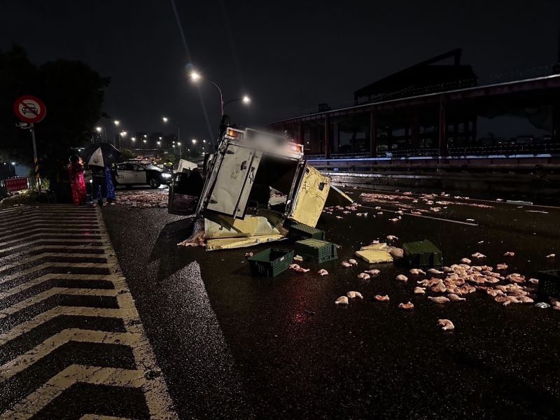 男子自撞致翻車  新鮮雞腿撒滿快道路段