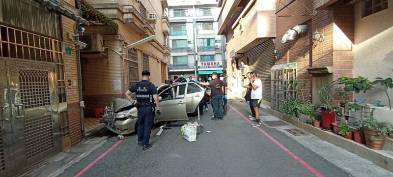 通緝犯開註銷車拒檢逃逸 自撞遭逮車內搜出毒品